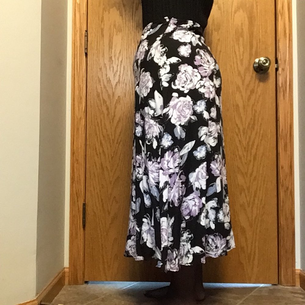 Croft & Barrow - Purple, blue & white floral skirt with black background - Picture 2 of 9